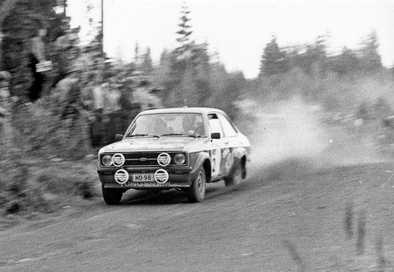 Hannu Valtaharju - Risto Anttila
29º 1000 Lakes Rally 1979. Ford Escort RS1800. Clasificado 11º.
El Rally tenia un total de 1460 km de los que 424 km divididos en 45 tramos, eran especiales, (2 de ellas fueron canceladas SS20 y SS29).
Se inscribieron 133 equipos, tomaron la salida 128, finalizaron 74.@
Palabras clave: Ford;Escort;Finlandia;1979