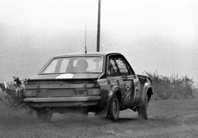 Esa Silanpaa - Jyrki Stenroos
29º 1000 Lakes Rally 1979. Ford Escort RS1800. Clasificado 12º.
El Rally tenia un total de 1460 km de los que 424 km divididos en 45 tramos, eran especiales, (2 de ellas fueron canceladas SS20 y SS29).
Se inscribieron 133 equipos, tomaron la salida 128, finalizaron 74.@
Palabras clave: Ford;Escort;Finlandia;1979