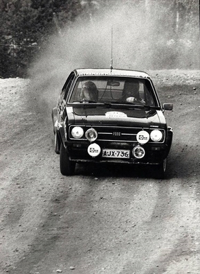Esa Silanpaa - Jyrki Stenroos
29º 1000 Lakes Rally 1979. Ford Escort RS1800. Clasificado 12º.
El Rally tenia un total de 1460 km de los que 424 km divididos en 45 tramos, eran especiales, (2 de ellas fueron canceladas SS20 y SS29).
Se inscribieron 133 equipos, tomaron la salida 128, finalizaron 74.@
Palabras clave: Ford;Escort;Finlandia;1979