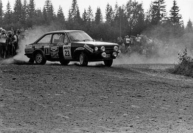 Esa Silanpaa - Jyrki Stenroos
29º 1000 Lakes Rally 1979. Ford Escort RS1800. Clasificado 12º.
El Rally tenia un total de 1460 km de los que 424 km divididos en 45 tramos, eran especiales, (2 de ellas fueron canceladas SS20 y SS29).
Se inscribieron 133 equipos, tomaron la salida 128, finalizaron 74.@
Palabras clave: Ford;Escort;Finlandia;1979