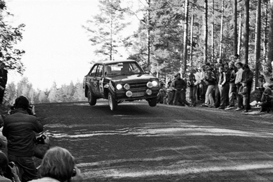 Esa Silanpaa - Jyrki Stenroos
29º 1000 Lakes Rally 1979. Ford Escort RS1800. Clasificado 12º.
El Rally tenia un total de 1460 km de los que 424 km divididos en 45 tramos, eran especiales, (2 de ellas fueron canceladas SS20 y SS29).
Se inscribieron 133 equipos, tomaron la salida 128, finalizaron 74.@
Palabras clave: Ford;Escort;Finlandia;1979