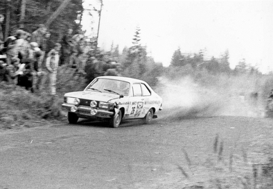 Peter Geitel - Rolf Mesterton
29º Jyväskylän Suurajot - Rally de los 1000 Lagos 1979. Chrysler Avenger. Clasificado 13º.

Del 24 al 28 de Agosto, Jyväskylä, Finlandia.
Superficie: tierra.

El Rally tenia un total de 1448.50 km de los que 423.50 km divididos en 45 tramos eran especiales (2 de ellas fueron canceladas SS20 y SS29).

Se inscribieron 133, tomaron la salida 128, finalizaron 74.@
Palabras clave: Chrysler_Avenger;Finlandia;1979