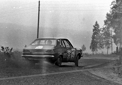 Teemu Tahko - Erkki Tahko
29º Jyväskylän Suurajot - Rally de los 1000 Lagos 1979. Chrysler Avenger (UHX-310). Clasificado 15º.

Del 24 al 28 de Agosto, Jyväskylä, Finlandia.
Superficie: tierra.

El Rally tenia un total de 1448.50 km de los que 423.50 km divididos en 45 tramos eran especiales (2 de ellas fueron canceladas SS20 y SS29).

Se inscribieron 133, tomaron la salida 128, finalizaron 74.@
Palabras clave: Chrysler_Avenger;Finlandia;1979
