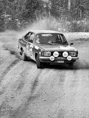 Teemu Tahko - Erkki Tahko
29º Jyväskylän Suurajot - Rally de los 1000 Lagos 1979. Chrysler Avenger (UHX-310). Clasificado 15º.

Del 24 al 28 de Agosto, Jyväskylä, Finlandia.
Superficie: tierra.

El Rally tenia un total de 1448.50 km de los que 423.50 km divididos en 45 tramos eran especiales (2 de ellas fueron canceladas SS20 y SS29).

Se inscribieron 133, tomaron la salida 128, finalizaron 74.@
Palabras clave: Chrysler_Avenger;Finlandia;1979