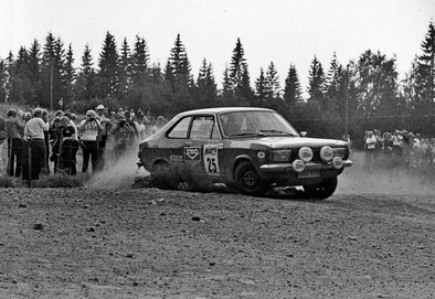 Teemu Tahko - Erkki Tahko
29º Jyväskylän Suurajot - Rally de los 1000 Lagos 1979. Chrysler Avenger (UHX-310). Clasificado 15º.

Del 24 al 28 de Agosto, Jyväskylä, Finlandia.
Superficie: tierra.

El Rally tenia un total de 1448.50 km de los que 423.50 km divididos en 45 tramos eran especiales (2 de ellas fueron canceladas SS20 y SS29).

Se inscribieron 133, tomaron la salida 128, finalizaron 74.@
Palabras clave: Chrysler_Avenger;Finlandia;1979