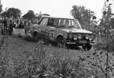 Harri Vaananen - Timo Tuominen
29º 1000 Lakes Rally 1979. Lada 1300. Clasificado 16º.
El Rally tenia un total de 1460 km de los que 424 km divididos en 45 tramos, eran especiales, (2 de ellas fueron canceladas SS20 y SS29).
Se inscribieron 133 equipos, tomaron la salida 128, finalizaron 74.@
Palabras clave: Lada;Finlandia;1979