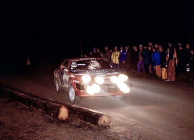 Simo Lampinen - Fred Gallagher
28º Lombard RAC Rally 1979. Triumph TR 7 V8 (TUD 683T). Clasificado 17º.
British Leyland Cars

Del 18 al 21 de Noviembre, Chester, Inglaterra.
Superficie: tierra.

El Rally tenia un total de 2.120 km de los que 661.48 km divididos en 59 tramos eran especiales.

Se inscribieron 217 equipos, tomaron la salida 175, finalizaron 74.

[b]COPYRIGHT :[/b][url=lesashephotography.com] [b][u]lesashephotography.com.[/u][/b] [/url]
@
Palabras clave: Simo_Lampinen;Triumph;Gran_Bretaña;1979;RAC_Rally