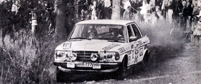 Kyösti Hämäläinen - Matti Lammi
29º Jyväskylän Suurajot - Rally de los 1000 Lagos 1979. Mercedes 300 D. Clasificado 31º.

Del 24 al 28 de Agosto, Jyväskylä, Finlandia.
Superficie: tierra.

El Rally tenia un total de 1448.50 km de los que 423.50 km divididos en 45 tramos eran especiales (2 de ellas fueron canceladas SS20 y SS29).

Se inscribieron 133, tomaron la salida 128, finalizaron 74.@
Palabras clave: ;Matti_Lammi;Mercedes;Finlandia;1979
