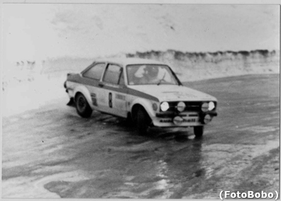 Antonio (Tony) Carello - Renato Meiohas
47º Rallye Automobile de Monte-Carlo 1979. Ford Escort RS 1800 MKII (MLD 999P).
Abandonó en el penúltimo tramo del Rallye por pérdida de rueda en SS29 Villars 2 de 13.00 Km, quedando clasificado el 84º.

Del 20 al 26 de Enero, Monte-Carlo.
Superficie: asfalto - nieve.

El Rally tenia un total de 4840 km de los que 619 km divididos en 30 tramos, eran especiales (1 de ellos fue cancelado SS13 St Barthelemy de 19 Km).

Se inscribieron 255 equipos, tomaron la salida 233, finalizaron 84.

© Alberto Anam
@@
Palabras clave: Tony_Carello;Renato_Meiohas;Ford;Escort;MKII;Montecarlo;1979