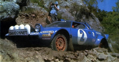 Bernard Darniche - Alain Mahé
26º Acrópolis Rally 1979. Lancia Stratos HF (TO N14329). Abandonó por la suspensión del coche en SS51 New Leondarion de 13.90 km.
Team Chardonnet

Del 28 al 31 de Mayo, Atenas, Grecia.
Superficie: tierra.

El Rally tenia un total de 2974 km de los que 1006.50 km divididos en 58 tramos eran especiales (4 de ellas fueron canceladas SS14 Aliakmon Lake de 15,20 Km, SS19 Sikaminea de 14 Km, SS20 Goni Haiprins de 20,40 Km y SS21 Goni de 13,60 Km).

Tomaron la salida 153 equipos, finalizaron 20.@
Palabras clave: Grecia;Acropolis;Lancia;Stratos;1979