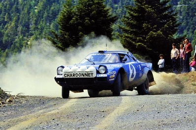 Bernard Darniche - Alain Mahé
26º Acrópolis Rally 1979. Lancia Stratos HF (TO N14329). Abandonó por la suspensión del coche en SS51 New Leondarion de 13.90 km.
Team Chardonnet

Del 28 al 31 de Mayo, Atenas, Grecia.
Superficie: tierra.

El Rally tenia un total de 2974 km de los que 1006.50 km divididos en 58 tramos eran especiales (4 de ellas fueron canceladas SS14 Aliakmon Lake de 15,20 Km, SS19 Sikaminea de 14 Km, SS20 Goni Haiprins de 20,40 Km y SS21 Goni de 13,60 Km).

Tomaron la salida 153 equipos, finalizaron 20.@
Palabras clave: Grecia;Acropolis;Lancia;Stratos;1979