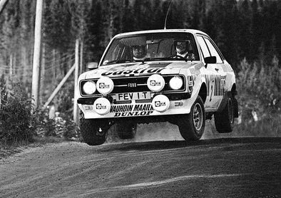 Hannu Mikkola - Arne Hertz
29º 1000 Lakes Rally 1979. Ford Escort RS1800 Mk2. Abandonò por junta de culata.
El Rally tenia un total de 1460 km de los que 424 km divididos en 45 tramos, eran especiales, (2 de ellas fueron canceladas SS20 y SS29).
Se inscribieron 133 equipos, tomaron la salida 128, finalizaron 74.@
Palabras clave: ;Ford;Escort;MKII;MKII;Finlandia;1979;