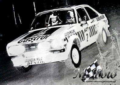 Hannu Mikkola - Arne Hertz
29º 1000 Lakes Rally 1979. Ford Escort RS1800 Mk2. Abandonò por junta de culata.
El Rally tenia un total de 1460 km de los que 424 km divididos en 45 tramos, eran especiales, (2 de ellas fueron canceladas SS20 y SS29).
Se inscribieron 133 equipos, tomaron la salida 128, finalizaron 74.@
Palabras clave: ;Ford;Escort;MKII;MKII;Finlandia;1979