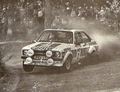 Hannu Mikkola - Arne Hertz
29º 1000 Lakes Rally 1979. Ford Escort RS1800 Mk2. Abandonò por junta de culata.
El Rally tenia un total de 1460 km de los que 424 km divididos en 45 tramos, eran especiales, (2 de ellas fueron canceladas SS20 y SS29).
Se inscribieron 133 equipos, tomaron la salida 128, finalizaron 74.@
Palabras clave: ;Ford;Escort;MKII;MKII;Finlandia;1979