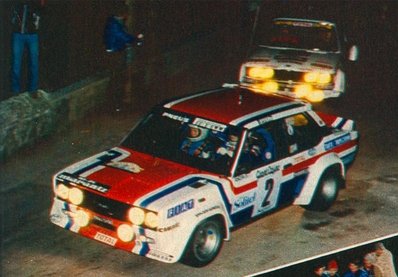 Jean-Claude Andruet - Michele-Espinosi Petit (Biche)
22º Critérium des Cévennes 1979. Fiat 131 Abarth. Andruet adelantando a Jean-Pierre Beltoise - Jean Todt con su BMW 320i.

Andruet abandonó por problemas con el eje trasero.
Beltoise abandonó por accidente.

Del 17 al 18 de Noviembre, Montpellier, Occitania, Francia.
Superficie: asfalto.

El Rally tenía un total de 411.00 km cronometrados divididos en 17 tramos especiales (uno de ellos fue cancelado SS1 Prologue 1 de 5.00 km).

Tomaron la salida 326 equipos, finalizaron 92.@
Palabras clave: Jean-Claude_Andruet;Criterium_Cevennes;Fiat;Abarth;1979