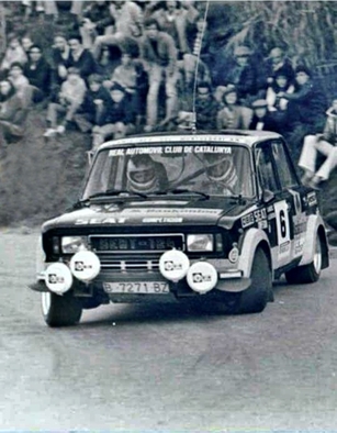 Alfons Marcos - Toni Altarriba
21º Rallye 2000 Viratges 1979.  Seat 124D-1850, (B-7271-BZ). Abandonó por la caja de cambios.

Del 2 al 4 de Noviembre, Manresa, Barcelona, Catalunya, España.
Superficie: asfalto.

El Rally tenía 164.80 km cronometrados.

Tomaron la salida 84 equipos, desconocemos cuantos consiguieron acabar.

Foto en SS Pont de Vilomara - Manresa. 
En la mí­tica curva/paella poco antes del final de tramo.@
Palabras clave: Seat;2000_Viratges;1979