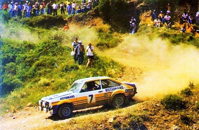 Roger Clark - Jim Porter
26º Acropolis Rally 1979. Ford Escort RS 1800 MKII (GVX 488T). Abandonó por motor en SS15 Kato Vermion de 44.50 km.
Rothmans Rally Team

Del 28 al 31 de Mayo, Atenas, Grecia.
Superficie: tierra.

El Rally tenia un total de 2974 km de los que 1006.50 km divididos en 58 tramos eran especiales (4 de ellas fueron canceladas SS14 Aliakmon Lake de 15,20 Km, SS19 Sikaminea de 14 Km, SS20 Goni Haiprins de 20,40 Km y SS21 Goni de 13,60 Km).

Tomaron la salida 153 equipos, finalizaron 20.@
Palabras clave: Ford;Escort;MKII;Acropolis;Grecia;1979