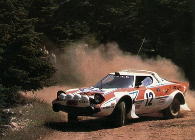 Tassos Livieratos (Siroco) - Kóstas Fertakis
26º Acropolis Rally 1979. Lancia Stratos HF (E 674). Abandonó por rotura de rueda en SS31 Distomon de 14.50 km.
Lamda

Del 28 al 31 de Mayo, Atenas, Grecia.
Superficie: tierra.

El Rally tenia un total de 2974 km de los que 1006.50 km divididos en 58 tramos eran especiales (4 de ellas fueron canceladas SS14 Aliakmon Lake de 15,20 Km, SS19 Sikaminea de 14 Km, SS20 Goni Haiprins de 20,40 Km y SS21 Goni de 13,60 Km).

Tomaron la salida 153 equipos, finalizaron 20.@
Palabras clave: Grecia;Acropolis;Lancia;Stratos;1979