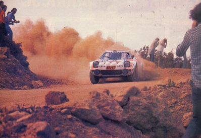 TTassos Livieratos (Siroco) - Kóstas Fertakis
26º Acropolis Rally 1979. Lancia Stratos HF (E 674). Abandonó por rotura de rueda en SS31 Distomon de 14.50 km.
Lamda

Del 28 al 31 de Mayo, Atenas, Grecia.
Superficie: tierra.

El Rally tenia un total de 2974 km de los que 1006.50 km divididos en 58 tramos eran especiales (4 de ellas fueron canceladas SS14 Aliakmon Lake de 15,20 Km, SS19 Sikaminea de 14 Km, SS20 Goni Haiprins de 20,40 Km y SS21 Goni de 13,60 Km).

Tomaron la salida 153 equipos, finalizaron 20.@
Palabras clave: Grecia;Acropolis;Lancia;Stratos;1979