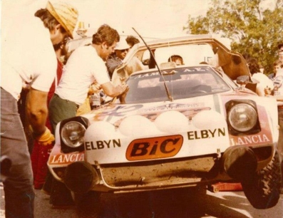 Asistencia del Equipo Lamda en el 26º Acropolis Rally 1979
En el Lancia Stratos HF (E 674) de Tassos Livieratos "Siroco" - Kóstas Fertakis, abandonó por rotura de rueda en SS31 Distomon de 14.50 km.
Lamda

Del 28 al 31 de Mayo, Atenas, Grecia.
Superficie: tierra.

El Rally tenia un total de 2974 km de los que 1006.50 km divididos en 58 tramos eran especiales (4 de ellas fueron canceladas SS14 Aliakmon Lake de 15,20 Km, SS19 Sikaminea de 14 Km, SS20 Goni Haiprins de 20,40 Km y SS21 Goni de 13,60 Km).

Tomaron la salida 153 equipos, finalizaron 20.@
Palabras clave: Grecia;Acropolis;Lancia;Stratos;1979;Asistencias