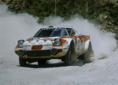 Tassos Livieratos (Siroco) - Kóstas Fertakis
26º Acropolis Rally 1979. Lancia Stratos HF (E 674). Abandonó por rotura de rueda en SS31 Distomon de 14.50 km.
Lamda

Del 28 al 31 de Mayo, Atenas, Grecia.
Superficie: tierra.

El Rally tenia un total de 2974 km de los que 1006.50 km divididos en 58 tramos eran especiales (4 de ellas fueron canceladas SS14 Aliakmon Lake de 15,20 Km, SS19 Sikaminea de 14 Km, SS20 Goni Haiprins de 20,40 Km y SS21 Goni de 13,60 Km).

Tomaron la salida 153 equipos, finalizaron 20.@
Palabras clave: Grecia;Acropolis;Lancia;Stratos;1979