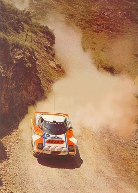 Tassos Livieratos (Siroco) - Kóstas Fertakis
26º Acropolis Rally 1979. Lancia Stratos HF (E 674). Abandonó por rotura de rueda en SS31 Distomon de 14.50 km.
Lamda

Del 28 al 31 de Mayo, Atenas, Grecia.
Superficie: tierra.

El Rally tenia un total de 2974 km de los que 1006.50 km divididos en 58 tramos eran especiales (4 de ellas fueron canceladas SS14 Aliakmon Lake de 15,20 Km, SS19 Sikaminea de 14 Km, SS20 Goni Haiprins de 20,40 Km y SS21 Goni de 13,60 Km).

Tomaron la salida 153 equipos, finalizaron 20.@
Palabras clave: Grecia;Acropolis;Lancia;Stratos;1979