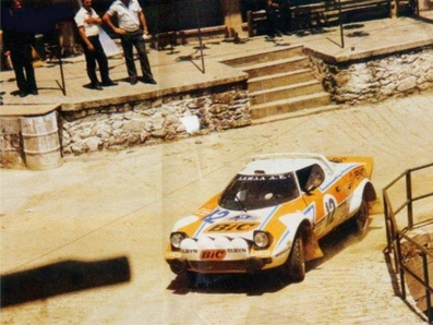 Tassos Livieratos (Siroco) - Kóstas Fertakis
26º Acropolis Rally 1979. Lancia Stratos HF (E 674). Abandonó por rotura de rueda en SS31 Distomon de 14.50 km.
Lamda

Del 28 al 31 de Mayo, Atenas, Grecia.
Superficie: tierra.

El Rally tenia un total de 2974 km de los que 1006.50 km divididos en 58 tramos eran especiales (4 de ellas fueron canceladas SS14 Aliakmon Lake de 15,20 Km, SS19 Sikaminea de 14 Km, SS20 Goni Haiprins de 20,40 Km y SS21 Goni de 13,60 Km).

Tomaron la salida 153 equipos, finalizaron 20.@
Palabras clave: Grecia;Acropolis;Lancia;Stratos;1979