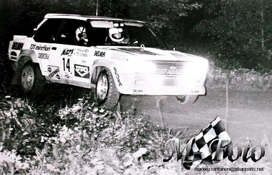 Henri Toivonen - Juha Paajanen
29º Jyväskylän Suurajot - Rally de los 1000 Lagos 1979. Fiat 131 Abarth (TO N94415). Abandonó por accidente en SS15 Sydanmaa de 6.80 Km.

Del 24 al 28 de Agosto, Jyväskylä, Finlandia.
Superficie: tierra.

El Rally tenia un total de 1448.50 km de los que 423.50 km divididos en 45 tramos eran especiales (2 de ellas fueron canceladas SS20 y SS29).

Se inscribieron 133, tomaron la salida 128, finalizaron 74.@
Palabras clave: Henri_Toivonen;Fiat;Abarth;Finlandia;1979