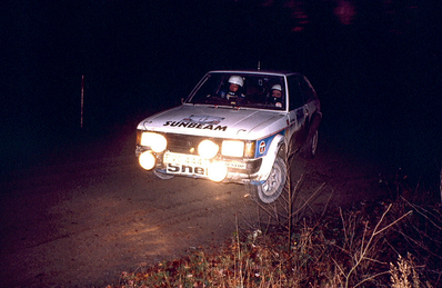 Anthony (Tony) Pond - Ian Grindrod
28º Lombard RAC Rally 1979. Talbot Sunbeam Lotus (EVC 444T). Abandonó por accidente en SS41 Brycheiniog de 11.27 Km.

Del 18 al 21 de Noviembre, Chester, Inglaterra.
Superficie: tierra.

El Rally tenia un total de 2.120 km de los que 661.48 km divididos en 59 tramos eran especiales.

Se inscribieron 217 equipos, tomaron la salida 175, finalizaron 74.

[b]COPYRIGHT :[/b][url=lesashephotography.com] [b][u]lesashephotography.com.[/u][/b] [/url]
@
Palabras clave: Tony_Pond;Talbot;Sunbeam;Lotus;RAC_Rally;Gran_Bretaña;1979