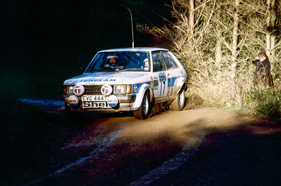 Anthony (Tony) Pond - Ian Grindrod
28º Lombard RAC Rally 1979. Talbot Sunbeam Lotus (EVC 444T). Abandonó por accidente en SS41 Brycheiniog de 11.27 Km.

Del 18 al 21 de Noviembre, Chester, Inglaterra.
Superficie: tierra.

El Rally tenia un total de 2.120 km de los que 661.48 km divididos en 59 tramos eran especiales.

Se inscribieron 217 equipos, tomaron la salida 175, finalizaron 74.

[b]COPYRIGHT :[/b][url=lesashephotography.com] [b][u]lesashephotography.com.[/u][/b] [/url]
@
Palabras clave: Tony_Pond;Talbot;Sunbeam;Lotus;RAC_Rally;Gran_Bretaña;1979