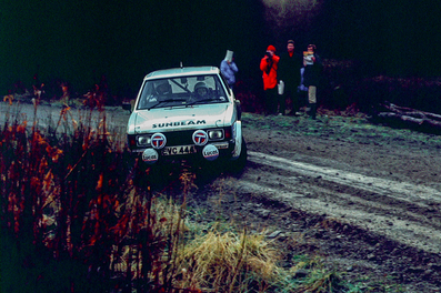 Anthony (Tony) Pond - Ian Grindrod
28º Lombard RAC Rally 1979. Talbot Sunbeam Lotus (EVC 444T). Abandonó por accidente en SS41 Brycheiniog de 11.27 Km.
Chrysler Competition Centre

Del 18 al 21 de Noviembre, Chester, Inglaterra.
Superficie: tierra.

El Rally tenia un total de 2.120 km de los que 661.48 km divididos en 59 tramos eran especiales.

Se inscribieron 217 equipos, tomaron la salida 175, finalizaron 74.

[b]COPYRIGHT :[/b][url=lesashephotography.com] [b][u]lesashephotography.com.[/u][/b] [/url].
@
Palabras clave: Tony_Pond;Talbot;Sunbeam;Lotus;RAC_Rally;Gran_Bretaña;1979
