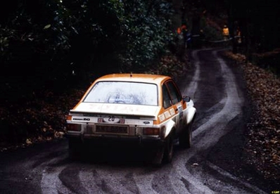 Henri Toivonen - Phil Boland
28º Lombard RAC Rally 1979. Ford Escort RS 1800 MKII (KWT 556V). Abandonó por el embrague en SS31 Grizedale 1 de 25.75 km.
Total Oil GB

Del 18 al 21 de Noviembre, Chester, Inglaterra.
Superficie: tierra.

El Rally tenia un total de 2.120 km de los que 661.48 km divididos en 59 tramos eran especiales.

Se inscribieron 217 equipos, tomaron la salida 175, finalizaron 74.@
Palabras clave: Henri_Toivonen;Ford;Escort;RS1800;MKII;Gran_Bretaña;1979;RAC_Rally;Inglaterra