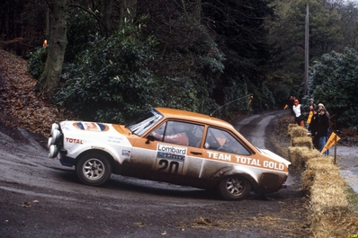 Henri Toivonen - Phil Boland
28º Lombard RAC Rally 1979. Ford Escort RS 1800 MKII (KWT 556V). Abandonó por el embrague en SS31 Grizedale 1 de 25.75 km.
Total Oil GB

Del 18 al 21 de Noviembre, Chester, Inglaterra.
Superficie: tierra.

El Rally tenia un total de 2.120 km de los que 661.48 km divididos en 59 tramos eran especiales.

Se inscribieron 217 equipos, tomaron la salida 175, finalizaron 74.@
Palabras clave: Henri_Toivonen;Ford;Escort;RS1800;MKII;Gran_Bretaña;1979;RAC_Rally;Inglaterra