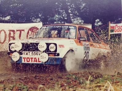 Henri Toivonen - Phil Boland
28º Lombard RAC Rally 1979. Ford Escort RS 1800 MKII (KWT 556V). Abandonó por el embrague en SS31 Grizedale 1 de 25.75 km.
Total Oil GB

Del 18 al 21 de Noviembre, Chester, Inglaterra.
Superficie: tierra.

El Rally tenia un total de 2.120 km de los que 661.48 km divididos en 59 tramos eran especiales.

Se inscribieron 217 equipos, tomaron la salida 175, finalizaron 74.@
Palabras clave: Henri_Toivonen;Ford;Escort;RS1800;MKII;Gran_Bretaña;1979;RAC_Rally;Inglaterra