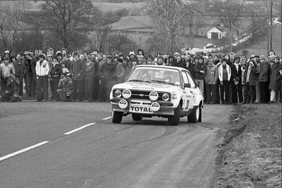 Henri Toivonen - Bryan Harris
40º Benson & Hedges Circuit of Ireland 1979. Ford Escort RS 1800 MKII (HHJ 703N). Abandonó por la caja de cambios en SS9 Glengevlin de 23.87 km.

Del 13 al 17 de Abril, (Ulster Automobile Club), Irlanda.
Superficie: asfalto.

El Rally estaba dividido en 5 etapas y un total de 1007.61 km cronometrados divididos en 58 tramos especiales.
De los 58 tramos especiales 10 de ellos fueron cancelados.
Todos los de la 2ª etapa (de SS18 a SS24 un total de 109.54 km) mas uno de la 1ª (SS5 Knockmanny Forest de 10.41 km), otro de 4ª (SS45 Brackna de 8.77 km) y uno de la 5ª (SS49 The Poor House 2 de 23.51 km).
Siendo un total de 152.23 km cronometrados anulados.

Tomaron la salida 132 equipos, finalizaron 54.

[b]COPYRIGHT :[/b][url=lesashephotography.com] [b][u]lesashephotography.com.[/u][/b] [/url]
@
Palabras clave: Henri_Toivonen;Ford;Escort;MKII;Ireland;Irlanda;1979