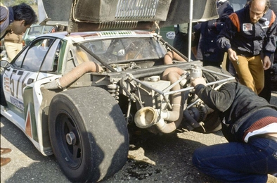 Gilles Villeneuve - Walter Röhrl - Christian Geistdörfer
7º Giro d'Italia 1979. Lancia Beta Montecarlo Turbo -Gr.5- (Lancia Alitalia). Excluido - Itinerario incorrecto. Hacer servir la autopista durante la prueba.

Del 14 al 19 de Octubre, Torino, Italia.
Superficie: asfalto.
La prueba constaba de 25 especiales. (SS1 Vignale Monferrato fue cancelada).

8 de las 25 especiales eran en diferentes circuitos de Italia.
Imola - Dino Ferrari (15 vueltas), Misano (por dos veces, una la última especial de la primera etapa y la otra la primera especial de la segunda etapa, ambas 15 vueltas cada), Vallelunga (10 Vueltas), Magione - Mini Autódromo (15 vueltas), Mugello (10 vueltas), Varano Melegari (10 vueltas), Monza-Circuito Junior (20 vueltas).

No sabemos cuantos equipos tomaron la salida, mínimo 83, finalizaron 50.@
Palabras clave: Gilles_Villeneuve;Walter_Röhrl;Giro_Italia;1979;Lancia;Beta;Montecarlo;turbo;Asistencias