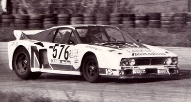 Walter Röhrl - Christian Geistdörfer - Gilles Villeneuve
7º Giro d'Italia 1979. Lancia Beta Montecarlo Turbo -Gr.5- (Lancia Alitalia). Excluido - Itinerario incorrecto. Hacer servir la autopista durante la prueba.

Del 14 al 19 de Octubre, Torino, Italia.
Superficie: asfalto. 
La prueba constaba de 25 especiales. (SS1 Vignale Monferrato fue cancelada).

8 de las 25 especiales eran en diferentes circuitos de Italia.
Imola - Dino Ferrari (15 vueltas), Misano (por dos veces, una la última especial de la primera etapa y la otra la primera especial de la segunda etapa, ambas 15 vueltas cada), Vallelunga (10 Vueltas), Magione - Mini Autódromo (15 vueltas), Mugello (10 vueltas), Varano Melegari (10 vueltas), Monza-Circuito Junior (20 vueltas).

No sabemos cuantos equipos tomaron la salida, mínimo 83, finalizaron 50.@
Palabras clave: Gilles_Villeneuve;Walter_Röhrl;Giro_Italia;1979;Lancia;Beta;Montecarlo;turbo
