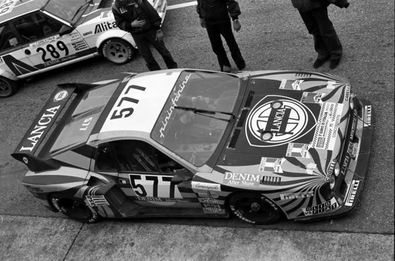 Markku Alén - Ilkka Kivimäki - Riccardo Patresse
7º Giro d'Italia 1979. Lancia Beta Montecarlo Turbo -Gr.5- (#577 Concesionario Lancia). Excluido - Itinerario incorrecto. Hacer servir la autopista durante la prueba.

El Fiat Ritmo Abarth #289 es el de Attilio Bettega- Maurizio Perissinot, clasificado 2º.

Del 14 al 19 de Octubre, Torino, Italia.
Superficie: asfalto.
La prueba constaba de 25 especiales. (SS1 Vignale Monferrato fue cancelada).

8 de las 25 especiales eran en diferentes circuitos de Italia.
Imola - Dino Ferrari (15 vueltas), Misano (por dos veces, una la última especial de la primera etapa y la otra la primera especial de la segunda etapa, ambas 15 vueltas cada), Vallelunga (10 Vueltas), Magione - Mini Autódromo (15 vueltas), Mugello (10 vueltas), Varano Melegari (10 vueltas), Monza-Circuito Junior (20 vueltas).

No sabemos cuantos equipos tomaron la salida, mínimo 83, finalizaron 50.
Palabras clave: Markku_Alen;Riccardo_Patresse;Giro_Italia;Lancia;Beta_Montecarlo;1979