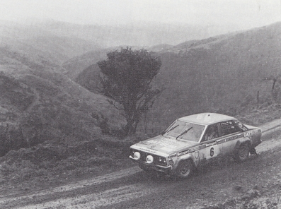 Andy Dawson - Kevin Gormley
10º Motogard Rally of New Zealand 1979. Datsun 160J. Descalificados,(DQ) por una irregularidad en el recuento de pasos de control.

Del 14 al 18 de Julio, Auckland.
Superficie: asfalto - tierra.

El Rally tenia un total de 2016.00 km de los que 672.00 km divididos en 42 tramos eran especiales (2 de ellas fueron canceladas SS7 y SS41).

Se inscribieron 83 equipos, tomaron la salida 82, finalizaron 37.@
Palabras clave: ;Datsun;Nueva_Zelanda;1979