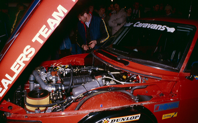 28º Lombard RAC Rally 1979
En la foto el motor del Saab 99 Turbo de Stig Blomqvist - Bjorn Cederberg, abandonò por accidente en SS16 Hamsterley de 25.75 Km.
El Rally tenia un total de 2120 km de los que 687 km divididos en 59 tramos, eran especiales.
Se inscribieron 217 participantes, tomaron la salida 175, finalizaron 74.
[b]COPYRIGHT :[/b][url=lesashephotography.com] [b][u]lesashephotography.com.[/u][/b] [/url].@
Palabras clave: Stig_Blomqvist;Saab;Turbo;Gran_Bretaña;RAC_Rally;1979;detalles
