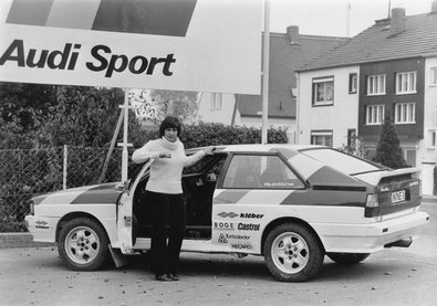 Michèle Mouton
1980
Audi Quattro

Es la más exitosa y famosa piloto de rally de todos los tiempos, así como del automovilismo en general.
Participó por primera vez en el Campeonato Mundial de Rally en el Tour de Córcega el 30 de noviembre de 1974, sobre un Alpine Renault A110 1800 y culminó su carrera como piloto de rally en 1986, también en Córcega, a bordo de un Peugeot 205 Turbo 16.

Después de su debut con el A110, condujo un Lancia Stratos y un Fiat, el mítico 131 Abarth. En 1981 fue reclutada por Audi para probar el nuevo modelo Quattro Sport del Grupo 4 y para secundar a Hannu Mikkola en la búsqueda del título mundial y, en su debut, entró en la historia del Campeonato Mundial de Rally al ser la primera mujer (y la única) en ganar un rally del Campeonato Mundial; fue en el Rally de San Remo, en octubre de ese año.

En 1982 hace equipo con Stig Blomqvist y, junto con Hannu Mikkola, marcan el ritmo del Campeonato desde el inicio de la temporada, con el segundo lugar de Mikkola en el Rally de Monte Carlo y la victoria de Blomqvist en el Rally de Suecia. Mouton suma tres victorias más a su historial: el Rally de Portugal, el Rally de Brasil y el Rally Acrópolis, sin embargo por la inconsistencia del funcionamiento del Audi Quattro que conducía, dejó el título en manos de su rival, Walter Röhrl, quien se coronó durante el Rally de Costa de Marfil. Mouton terminó como subcampeona, el mejor lugar en la historia del Campeonato Mundial para una mujer.
En 1975 formó parte de un equipo femenino de carreras en las 24 Horas de Le Mans, en un Moynet LM75, ganando la categoría de 1601 a 2000 cm3.
En 1985 participó en la carrera Pikes Peak International Hill Climb, en los Estados Unidos ganándola y donde hizo valer su condición de campeona al imponer tres marcas en la competición: ser la primera participante no estadounidense en ganar la carrera, ser la primera piloto mujer en ganarla y adicionalmente, rompió el tiempo récord de recorrido.

MICHÉLE MOUTON
ES UNA HISTORIA TAN SIMPLE COMO FASCINANTE...
Una niña se encuentra con un chico, el chico le pregunta a la chica por una cita... Él la lleva a un Rallye
El padre de la niña no le gusta el chico. Entonces éste le compra a la niña un auto de carreras y le dice que vaya a competir por su cuenta.
La chica conquista el mundo de los Rallyes.

La chica se llamaba Michéle Mouton y hasta ese momento ella era bastante normal. Quizá no sea por el hecho de que comenzó a conducir el Citroën 2CV de su padre en la Riviera francesa cuando tenía catorce años.

En 1972, conoció a un joven piloto italiano Jean Taibi y la invitó al Rally de Córcega. Esta vez, ella solo era una espectadora. Pero solo unos pocos meses después, en enero de 1973, compitió con él en el famoso Rally Monte-Carlo como copiloto.

UNA NIÑA VA DE RALLY
Al padre de Michéle le gustó la idea de que su hija participara en esta clase de eventos, ya que él mismo deseaba convertirse en un famoso conductor. Pero no le gustaba Taibi, a quien consideraba demasiado arrogante, y especialmente no le gustaba el coche con el que iba.
Un dia le dijo a su hija: "Si quieres seguir compitiendo, tienes que convertirte en un conductor. Te compraré un automóvil y pagaré una temporada para que puedas demostrar lo que puedes hacer ".

El resto, como ellos dicen, es historia. El Sr. Mouton se llevó los ahorros de la familia y le compró un nuevo y brillante Alpine A110, una elección popular de los conductores de rally en ese momento. Incluso formó un equipo de carreras, formado por amigos y vecinos, y lo llamó Groupe Compétition Grasse.

La estrella de Michèle comenzaba a brillar intensamente. La primera temporada, 1973, fue el momento de encontrar su camino en el rally, pero ya se mostró como una gran promesa: terminó octava en el evento femenino en el Tour de Corse. En 1974, ya competía en los eventos propios del Campeonato Mundial de Rally, ocupó el 12 ° lugar en general en su amado Tour de Corse y se convirtió en la campeona francesa y europea de damas.

El año siguiente, 1975, fue grande. La petrolera francesa Elf reconoció su talento y le ofreció un patrocinio, finalmente moviendo a Michele al mundo del rally profesional. Obtuvo la primera de muchas ofertas para probar las carreras de circuitos: como parte del equipo femenino, llevó el prototipo Moynet LM75 Le Mans al primer lugar de su clase en las 24h LeMans.

"Empezó a llover, y recuerdo que comencé a pasar a todos. Estaba corriendo en slicks. En los boxes, decían "Michéle, debes parar", pero no quería porque estaba pasando a todos ".

El siguiente gran cambio en la carrera de Michèle se produjo en 1977, cuando firmó con Fiat para conducir su 131 Abarth, una bestia de automóvil que, según sus propias palabras, "manejó como un camión grande, no como un automóvil". Incluso con un coche tan bruto, logró grandes resultados, incluso ganando el rallye del Tour de Francia.

Sin embargo, antes del rally de Monte-Carlo del próximo año, llegaron malas noticias desde Turín. Solo podían soportar cinco autos y no quedaba lugar para Mouton. Tuvo que pedir prestado un Lancia Stratos que normalmente conducía Bernard Darniche, uno de los conductores de Fiat.

De modo que a Michéle le resultaría familiar, Darniche estaba furioso porque una mujer arruinara su automóvil. Terminó séptima, el mejor lugar de todos los Lancias en competición. Y Darniche probablemente recordó sus palabras con amargura en septiembre, cuando Mouton peleó con él por primera vez, hasta que arruinó su Lancia Stratos, sobrecalentando el motor.

AÑO CON "QUATTRO"
Entonces, vino una llamada telefónica. El jefe del equipo de trabajo de Audi le ofrece un contrato para la próxima temporada en su nuevo Quattro. La bestia de 300 caballos de fuerza con tracción a las cuatro ruedas, algo que no se había visto jamás antes en el mundo del rally.

Firmó para un año y con otro comentario chovinista para que Michele se convirtiera en pionera también.

Después de que el legendario piloto de rallyes Ari Vatanen dijera en 1981: "Nunca puedo ni voy a perder con una mujer"... Michèle ganó su primer evento WRC en Sanremo, convirtiéndose en la primera mujer, (y única), en conseguir ganar una prueba del Mundial de Rallyes.

1982 fue duro para Mouton. Durante el rally Costa de Marfil, supo que su padre murió, pero mantuvo su último deseo de seguir en competición y hacer todo lo posible. Y si no hubiera sido por un choque a 600 km antes del final de la prueba, podría haber ganado, lo que abriría su camino al campeonato del Mundo de pilotos. Ese año habia ganado tres pruebas del calendario, Portugal, Acrópolis y Brasil, también sentada al volante del Quattro en dura pugna con Walter Rohrl y su opel Ascona. Al final, Walter Röhrl ganó.

LOS MONSTRUOS VIENEN
A partir de 1983, el Grupo B se convirtió en la parte más loca y legendaria de la historia del WRC. Las reglas de homologación perdidas trajeron niveles locos de potencia, (en exceso de 400 Y 500 CV), y una velocidad sin precedentes hasta ese momento. Como dijo Juha Kankkunen: "WRC es para niños, Grupo B era para hombres". Y... una mujer, debemos agregar.

Detrás del volante de los monstruosos Quattros, se convirtió en una de las pocas personas capaces de controlar el automóvil a velocidades increíbles entre multitudes de fanáticos enloquecidos. Y lo hizo bastante, muy bien, en esta ocasión, también.

Sin embargo, no todo se trataba de rallyes. En 1984, Mouton llevó un Audi Quattro a Pikes Peak en Colorado, siendo el más rápido de su clase. Al año siguiente, 1985, ganó en la general, poniendo fin al reinado de los prototipos V8 estadounidenses. Cuando el legendario piloto estadounidense Al Unser llegó con comentarios chovinistas, ella respondió: "¡Si tienes las pelotas, puedes tratar de volver a correr contra mí también!".

Para 1986, Michele encontró un asiento en el equipo Peugeot, conduciendo el nuevo y aún más rápido Peugeot 205 Turbo16. El pequeño automóvil francés le permitió conquistar el Campeonato Alemán de Rally. Ganadora de seis de los ocho eventos, Mouton se convirtió en la primera mujer en ganar un gran campeonato de rally.

Al final, fue una vez más el Tour de Corse lo que lo cambió todo. Después del trágico accidente de Henri Toivonen junto a su copiloto Sergio Cresto, Michele Mouton decidió que si el Grupo B iba a terminar, también se acabaría su carrera en los rallys. Y, como sabemos, así fue... y según dicen, en una ocasión comentó: "Para conducir bicicletas, me quedo en casa"... GRANDE MICHÈLE !!!!

Pero no fue el final definitivo de su aventura con los rallyes. Hoy, Michele Mouton es gerente de la FIA en el Campeonato Mundial de Rally, supervisando el mundo que una vez tomó por asalto, una hazaña que ninguna mujer ha repetido desde entonces.

Referente a Pikes Peak 1985..... un poco de su vivencia:
Entrevista de Carl McKellar el 8-Junio-2013

Primero, el coche
"Era mi coche del mundial de rally, el Audi Sport S1, (también llamado Sport Quattro), de grupo B, (no el de los alerones, el anterior modelo. El de los alerones como muchas veces hemos comentado aquí es el S1 E2 ó E2), con bastantes modificaciones. Trabajamos mucho en el trabajo del motor en altitud y en el sistema eléctrico. Tenía 600 caballos de potencia al freno (solo 70 más que mi coche 'normal' de rally, lo cual no era demasiado). Mi caja de cambios era manual. Era lo que había, así que no tenía más remedio que aceptarlo".

Y después la carrera
"Era sobre gravilla suave, al aire libre. Empezabas a 1.500 metros sobre el nivel del mar, en un bosque, y llegabas a alcanzar casi los 4.500 metros en menos de 20 kilómetros. Todo eso en 12 minutos, era como... ¡chiiuuuuun!", Una vez, conduje con todas esas nubes alrededor y algunos de los conductores que llevaban coches descapotables tenían que ponerse máscaras de oxígeno. A mí, la altitud no me parecía un problema.

"En grava, incluso con 1.000 caballos de potencia, el coche puede deslizarse y tienes que tener cuidado. Pero ahora que es todo asfalto... con neumáticos lisos y 875 caballos... lo mejor es desear buena suerte.

¿Qué me dices de los bajones?
"Esto es un desafío. No tienes que venirte abajo... ¡Tienes que seguir en la carretera!. En la cima, tienes cuatro curvas en las que vas a tope, excepto en la segunda. Yo estaba muy motivada y decidí no dejarme caer. Sentía como si el coche estuviera tirando de mí y pensaba: 'Mierda, voy a llegar hasta ahí'. Te lo digo en serio, te sientes tan cerca de... Tenía ese sentimiento de estar justo ahí, y los sentimientos son muy fuertes, creo".

No te metas con Mouton
"Los organizadores me hicieron la vida imposible. Era como si fuera la primera vez que veían un coche de rally o un coche con turbo... o la primera vez que vieran a una europea, ¡o a una mujer!".

"Me pararon por exceso de velocidad al principio del entrenamiento, por 8 km/h, y me pusieron delante de un pequeño tribunal donde me decían que era como una criminal porque había superado la velocidad permitida y podía haber matado a sus hijos".

"Me multaron y me prohibieron empezar la prueba. Yo me hubiera metido, me hubiera puesto los arneses y habría salido. Sabían que no tenía casi tiempo para entrenar y no querían que ganara, así que encontraron algo que creían que impediría que lo hiciera".

Yo estaba tan convencida que decía: "Os lo voy a demostrar, incluso en esta situación".
"Así que lo pensamos y decidimos decirles que íbamos a hablar con la prensa a la hora del desayuno a la mañana siguiente. Les dije: "Puedo demostraros que incluso a 30 km/h más rápido puedo frenar a tiempo el coche para no atropellar a un niño. Además, ni siquiera estáis pensando en mi propia seguridad cuando esperais que haga una montaña como esta. ¡Estáis locos!".

Se dieron cuenta y dijeron: "Ah, la seguridad". Así que al final me permitieron arrancar el coche, aunque los mecánicos tuvieron que empujarme hasta la línea de salida y no podía poner una marcha hasta que empezara a correr el reloj. Yo estaba tan convencida que decía: "Os lo voy a demostrar, incluso en esta situación".

¿Las cuatro curvas de la cima? Las cogí todas a saco. Me hice con un nuevo récord en la carrera, otra victoria y cabreé a algún que otro americano payaso.

En 2000, participó en la carrera London Sydney Marathon, conduciendo un Porsche 911, teniendo como navegante al ganador de la misma carrera en 1993, Francis Tuthill,y acabando detrás de su ex-compañero Stig Blomqvist.
Palabras clave: Historias;personajes;Audi;Quattro;Michele_Mouton;1980