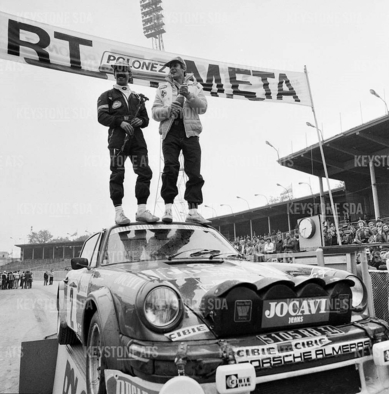 Antonio Zanini - Jordi Sabater
40º Rajd Polski 1980. Porsche 911 SC (5105 RB 34). Clasificado 1º.

Del 10 al 12 de Julio • Automobilklub Dolnoslaski • Polonia.
Superficie: asfalto 

El Rally tenía un total de 1495.00 km de los 468.20 km eran cronometrados. No sabemos en cuantos tramos especiales se dividían éstos 468.20 km.

Tomaron la salida 87 equipos, finalizaron 52.@
Palabras clave: ;Porsche;Polonia;Polski;Personajes;Podium;Parque_Cerrado;1980