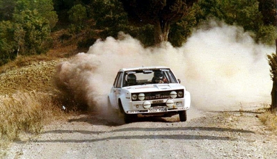 Walter Röhrl - Christian Geistdörfer
22º Rally Sanremo 1980. Fiat 131 Abarth (TO V33681) Equipo Jolly Club. Clasificado 1º.

Del 6 al 11 de Octubre, Sanremo, Imperia, Liguria, Italia.
Superficie: asfalto - tierra.

El Rally tenia un total de 2868 km de los que 821 km divididos en 51 tramos eran especiales, (2 de ellas fueron canceladas SS7 y SS8).

Se inscribieron 88 equipos, tomaron la salida 77, finalizaron 19.@
Palabras clave: Walter_Röhrl;Sanremo;Fiat;Abarth;1980