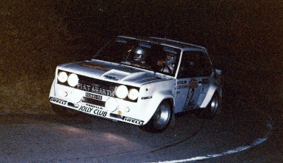 Walter Röhrl - Christian Geistdörfer
22º Rally Sanremo 1980. Fiat 131 Abarth (TO V33681) Equipo Jolly Club. Clasificado 1º.

Del 6 al 11 de Octubre, Sanremo, Imperia, Liguria, Italia.
Superficie: asfalto - tierra.

El Rally tenia un total de 2868 km de los que 821 km divididos en 51 tramos eran especiales, (2 de ellas fueron canceladas SS7 y SS8).

Se inscribieron 88 equipos, tomaron la salida 77, finalizaron 19.@
Palabras clave: Walter_Röhrl;Sanremo;Fiat;Abarth;1980