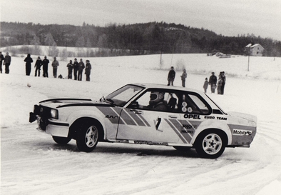 Anders Kulläng - Bruno Berglund
30º International Swedish Rally 1980. Opel Ascona 400 (GG-CD 339). Clasificado 1º.

Del 15 al 17 de Febrero, Stockholm, Karlstad, Suecia.
Superficie: nieve - hielo.

El Rally constaba de 413.50 km cronometrados divididos en 3 etapas y 29 tramos especiales.

Tomaron la salida 146 equipos, finalizaron 79.@
Palabras clave: Kullang;Opel;Ascona;Suecia;1980;Nieve
