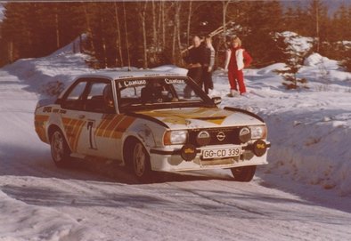 Anders Kulläng - Bruno Berglund
30º International Swedish Rally 1980. Opel Ascona 400 (GG-CD 339). Clasificado 1º.

Del 15 al 17 de Febrero, Stockholm, Karlstad, Suecia.
Superficie: nieve - hielo.

El Rally constaba de 413.50 km cronometrados divididos en 3 etapas y 29 tramos especiales.

Tomaron la salida 146 equipos, finalizaron 79.@
Palabras clave: Kullang;Opel;Ascona;Suecia;1980;Nieve