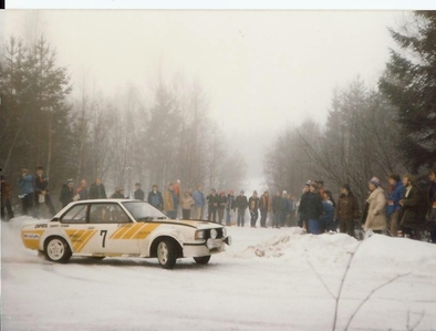 Anders Kulläng - Bruno Berglund
30º International Swedish Rally 1980. Opel Ascona 400 (GG-CD 339). Clasificado 1º.

Del 15 al 17 de Febrero, Stockholm, Karlstad, Suecia.
Superficie: nieve - hielo.

El Rally constaba de 413.50 km cronometrados divididos en 3 etapas y 29 tramos especiales.

Tomaron la salida 146 equipos, finalizaron 79.@
Palabras clave: Kullang;Opel;Ascona;Suecia;1980;Nieve