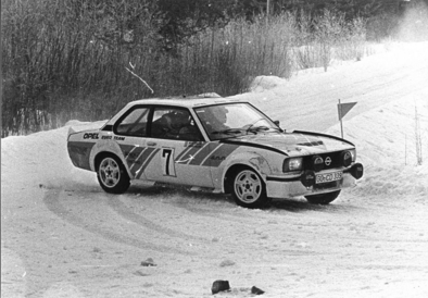 Anders Kulläng - Bruno Berglund
30º International Swedish Rally 1980. Opel Ascona 400 (GG-CD 339). Clasificado 1º.

Del 15 al 17 de Febrero, Stockholm, Karlstad, Suecia.
Superficie: nieve - hielo.

El Rally constaba de 413.50 km cronometrados divididos en 3 etapas y 29 tramos especiales.

Tomaron la salida 146 equipos, finalizaron 79.@
Palabras clave: Kullang;Opel;Ascona;Suecia;1980;Nieve