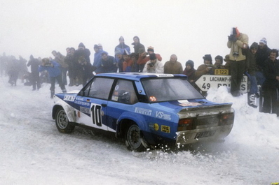 Walter Röhrl - Christian Geistdörfer
48º Rallye Automobile de Monte-Carlo 1980. Fiat 131 Abarth (TO T92359). Clasificado 1º.

Del 19 al 25 de Enero, Monte-Carlo.
Superficie: asfalto - nieve.

El Rally tenia un total de 3063.30 km de los que 695.30 km divididos en 33 tramos eran especiales, (4 de ellas fueron canceladas SS17 Pont du Fosse - Romette de 21 Km, SS20 Col du Corobin de 15 Km, SS32 Pont des Miolans - St Auban 2 de 24 Km y SS33 Roquesteron - Boyon 3 de 18 Km).

Se inscribieron 255 equipos, tomaron la salida 237, finalizaron 88.@
Palabras clave: Walter_Röhrl;Fiat;Abarth;Montecarlo;1980;nieve