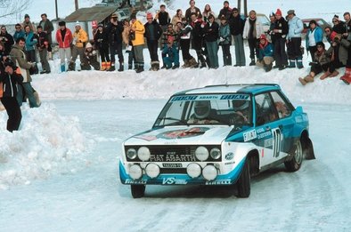 Walter Röhrl - Christian Geistdörfer
48º Rallye Automobile de Monte-Carlo 1980. Fiat 131 Abarth (TO T92359). Clasificado 1º.

Del 19 al 25 de Enero, Monte-Carlo.
Superficie: asfalto - nieve.

El Rally tenia un total de 3063.30 km de los que 695.30 km divididos en 33 tramos eran especiales, (4 de ellas fueron canceladas SS17 Pont du Fosse - Romette de 21 Km, SS20 Col du Corobin de 15 Km, SS32 Pont des Miolans - St Auban 2 de 24 Km y SS33 Roquesteron - Boyon 3 de 18 Km).

Se inscribieron 255 equipos, tomaron la salida 237, finalizaron 88.@
Palabras clave: Walter_Rohrl;Christian_Geistdorfer;Fiat;Abarth;Montecarlo;1980;nieve